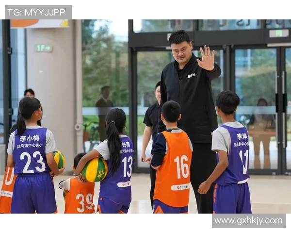 姚明带领球队勇夺篮球冠军展现传奇风采与不屈精神