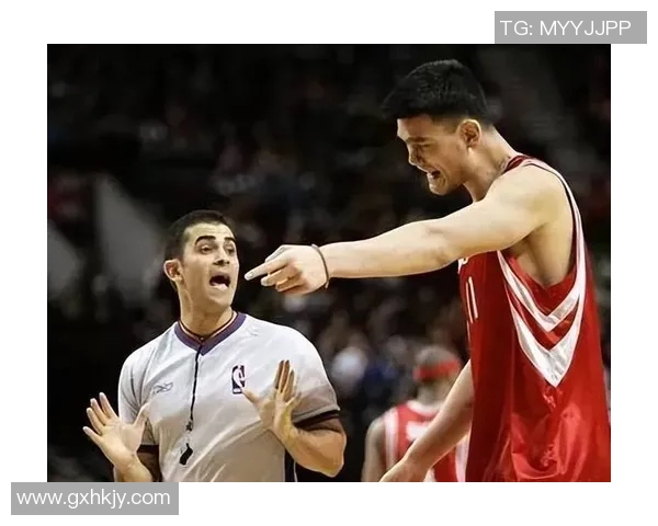 姚明在篮下的精彩抢断瞬间展现了他的防守技巧与篮球智慧