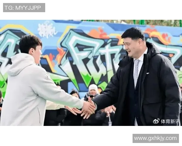 姚明挑战气球艺术展现巨人柔情与童趣的完美结合