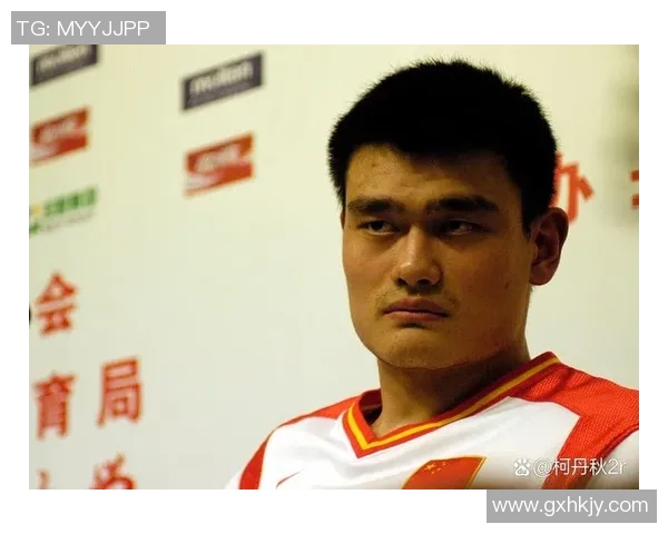 姚明胳膊伸直展现篮球巨星风范与运动员拼搏精神的完美结合