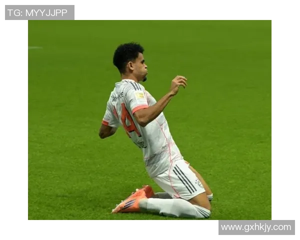 德甲激战拜仁大胜尤文图斯争议判罚引发全场热议