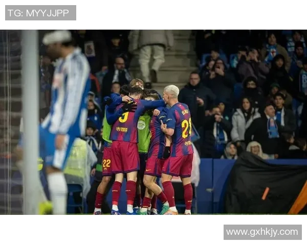 西甲激战:里昂大胜巴萨6比2神奇扑救引发全场狂欢 西甲激战:里昂大胜巴萨6比2神奇扑救引发全场狂欢