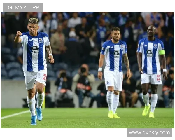 世界杯精彩对决本菲卡与曼联战成平局绝杀瞬间引发全场热烈反响 世界杯精彩对决本菲卡与曼联战成平局绝杀瞬间引发全场热烈反响