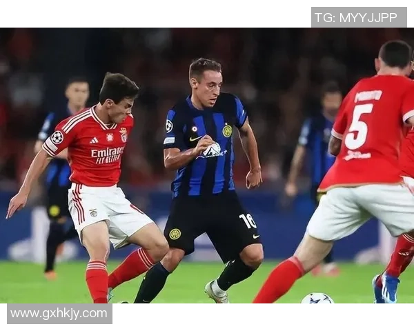 世界杯精彩对决本菲卡与曼联战成平局绝杀瞬间引发全场热烈反响 世界杯精彩对决本菲卡与曼联战成平局绝杀瞬间引发全场热烈反响