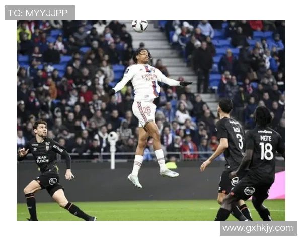 里昂大胜波尔图6-2友谊赛中意外瞬间引发全场热议 里昂大胜波尔图6-2友谊赛中意外瞬间引发全场热议